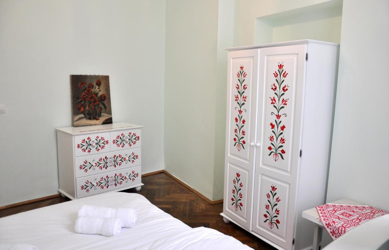 Black Gate - 2 Bedroom Apartment In The Heart Of Old Town With Free Private Secured Parking Brasov Exterior photo